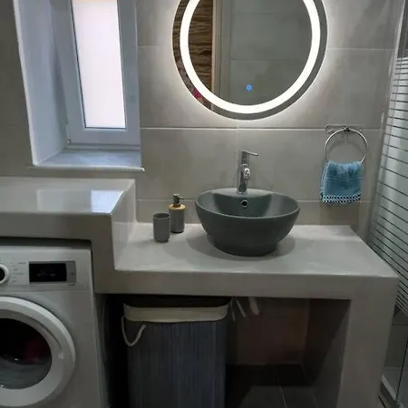 Dipotamata House Syneti